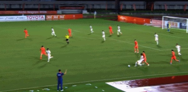 亚运开门红!U23国足2-1逆转朝鲜 37岁吴曦29岁张玉宁均传射建功 亚运开门红!U23国足2-1逆转朝鲜 37岁吴曦29岁张玉宁均传射建功