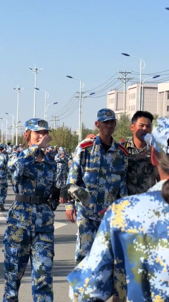 真的像!军训小哥因神似科比走红 网友:老师点名都得喊“曼巴” 真的像!军训小哥因神似科比走红 网友:老师点名都得喊“曼巴”